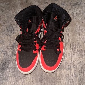 Infrared Jordan 1 mid size 8.5